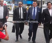 Carlos Villacís (terno azul) acudió a la Fiscalía en Guayaquil, para dar su versión. Foto: JF/BF