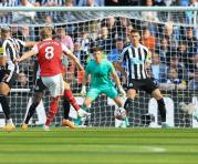 Martin Odegaard saca un remate ante Newcastle en la Premier League. Foto: Twitter @Arsenal
